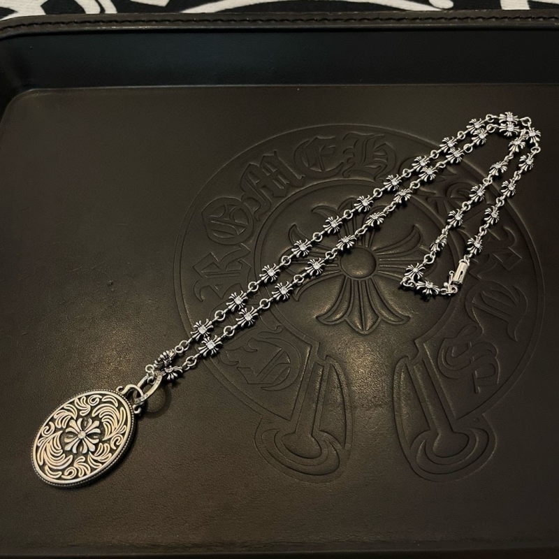 Ch*0me He**ts necklaces